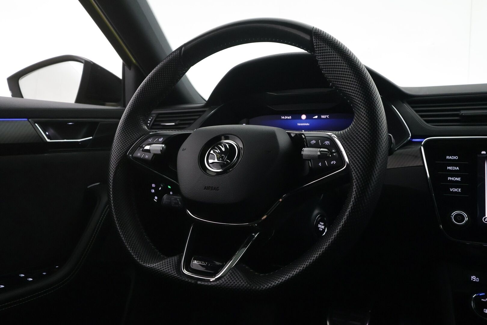 Skoda Superb 2023 1.4 TSI PHEV SportLine iV DSG Autom. - | ACC | Webasto | Koukku | Matrix-LED | 360-Kamera | Muistipenkit | Kattoluukku | Puolinahat | Apple&Android | Suomi-auto | Kahdet Renkaat | Merkkihuollettu |
