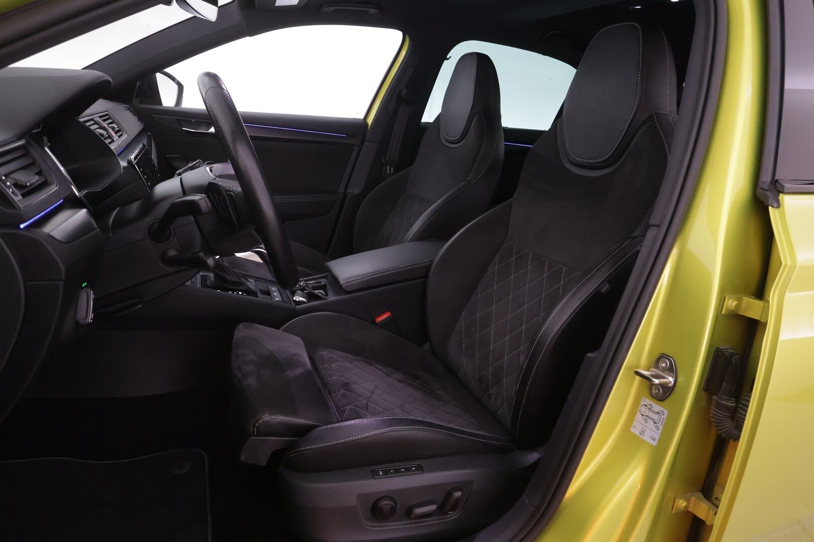 Skoda Superb 2023 1.4 TSI PHEV SportLine iV DSG Autom. - | ACC | Webasto | Koukku | Matrix-LED | 360-Kamera | Muistipenkit | Kattoluukku | Puolinahat | Apple&Android | Suomi-auto | Kahdet Renkaat | Merkkihuollettu |