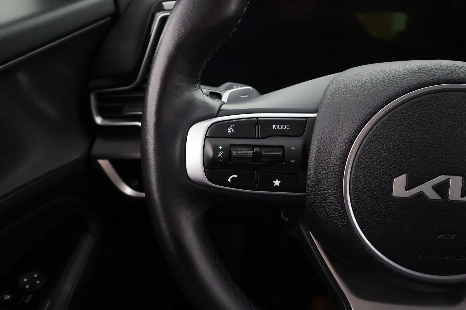 Kia Sportage 2022 1,6 T-GDI AWD Plug-in Hybrid Business Premium AT 265hv * ACC / LED / Koukku / 360° / Navi / Kaistavahti / Keyless * - Suomi-auto / Akku kuntotarkastettu SoH 98% / 2x Latauskaapelit / Kahdet renkaat / Merkkihuollettu! - HULLUT VÄLIPÄIVÄT KORKOTARJOUS 2,49%