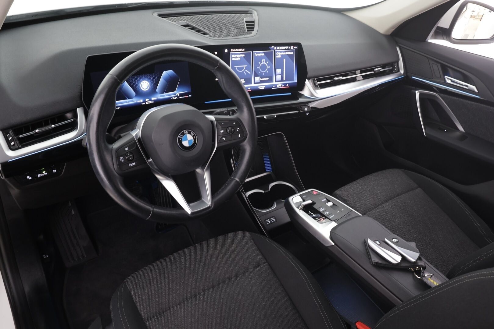 BMW X1 2023 U11 sDrive18i First Edition * Vakkari / P.kamera / Adapt.LED / Comfort Access / Sähköluukku / Navi * - 1.Om Suomi-auto / Kahdet renkaat aluvanteilla / Merkkihuollettu