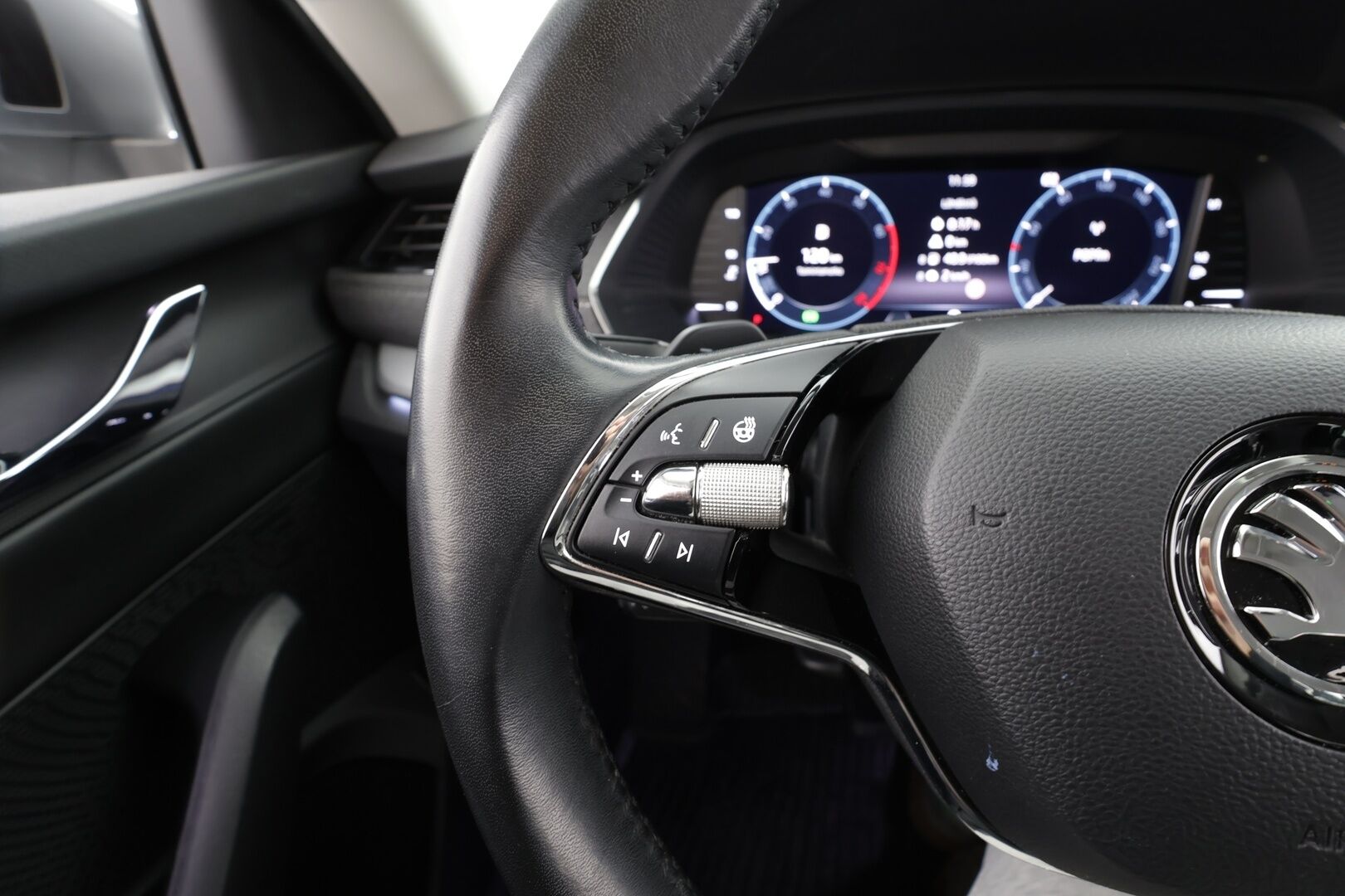 Skoda Octavia 2023 Combi 1.5 TSI Style eTEC DSG * Koukku / ACC / Webasto / Matrix-LED / P.Kamera / Smartlink / Keyless * - 1-om Suomi-auto / Kahdet renkaat aluvanteilla - HULLUT AVAJAISHULINAT KORKOTARJOUS 3,29 %