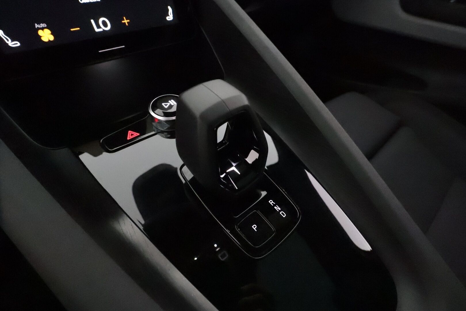 Polestar 2 2023 Long Range Dual Motor, 300kW, 78kWh **Adapt.vakkari / Muistipenkki / Lämpöpumppu / H&K / Lasikatto / 360,kamera** - 3,99 % KORKOTARJOUS TÄHÄN AUTOON - 1.Om Suomi-auto / Merkkihuollettu / Kahdet renkaat aluvanteilla / Koukku / Navi / Ratinlämmitin / Penkinlämmittimet takana 