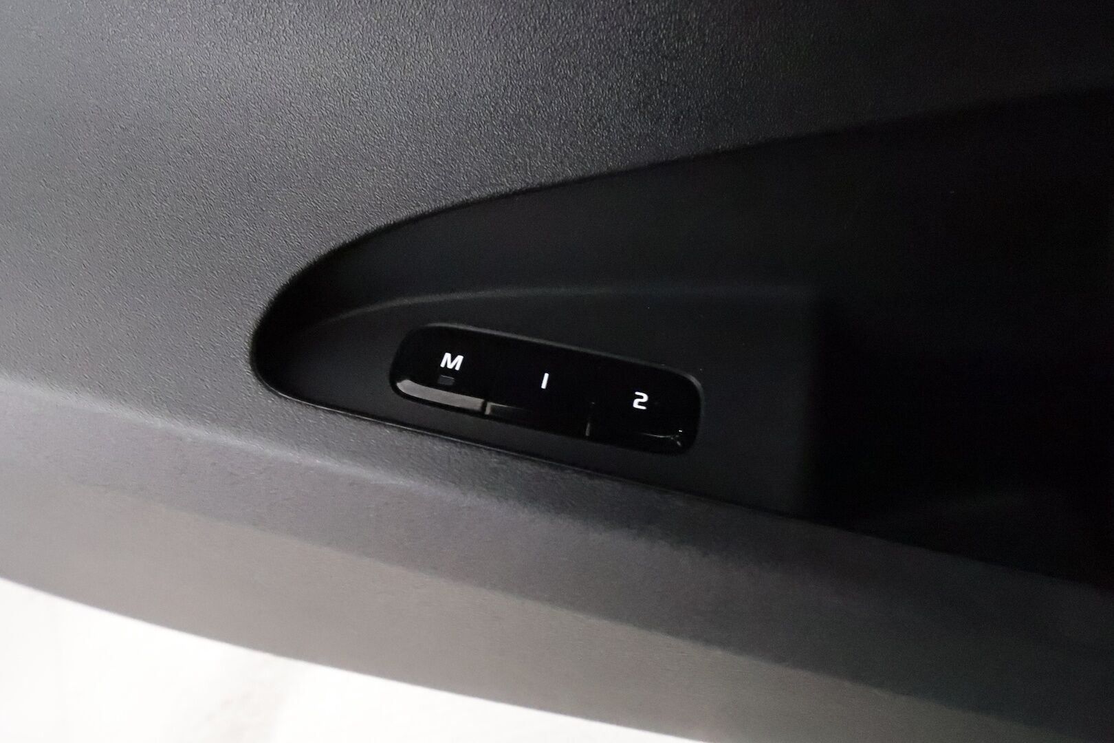 Polestar 2 2023 Long Range Dual Motor, 300kW, 78kWh **Adapt.vakkari / Muistipenkki / Lämpöpumppu / H&K / Lasikatto / 360,kamera** - 3,99 % KORKOTARJOUS TÄHÄN AUTOON - 1.Om Suomi-auto / Merkkihuollettu / Kahdet renkaat aluvanteilla / Koukku / Navi / Ratinlämmitin / Penkinlämmittimet takana 