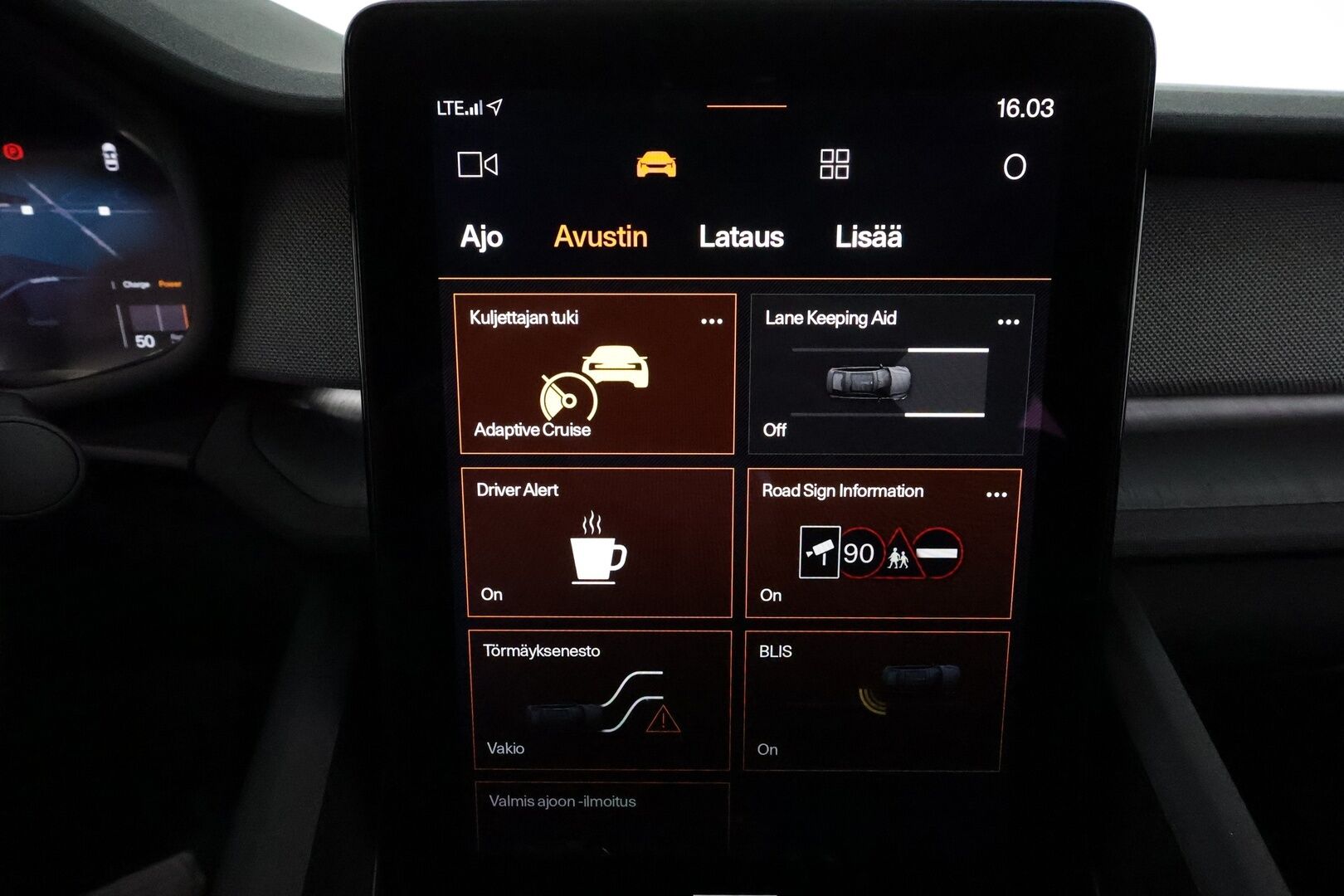 Polestar 2 2023 Long Range Dual Motor, 300kW, 78kWh **Adapt.vakkari / Muistipenkki / Lämpöpumppu / H&K / Lasikatto / 360,kamera** - 3,99 % KORKOTARJOUS TÄHÄN AUTOON - 1.Om Suomi-auto / Merkkihuollettu / Kahdet renkaat aluvanteilla / Koukku / Navi / Ratinlämmitin / Penkinlämmittimet takana 