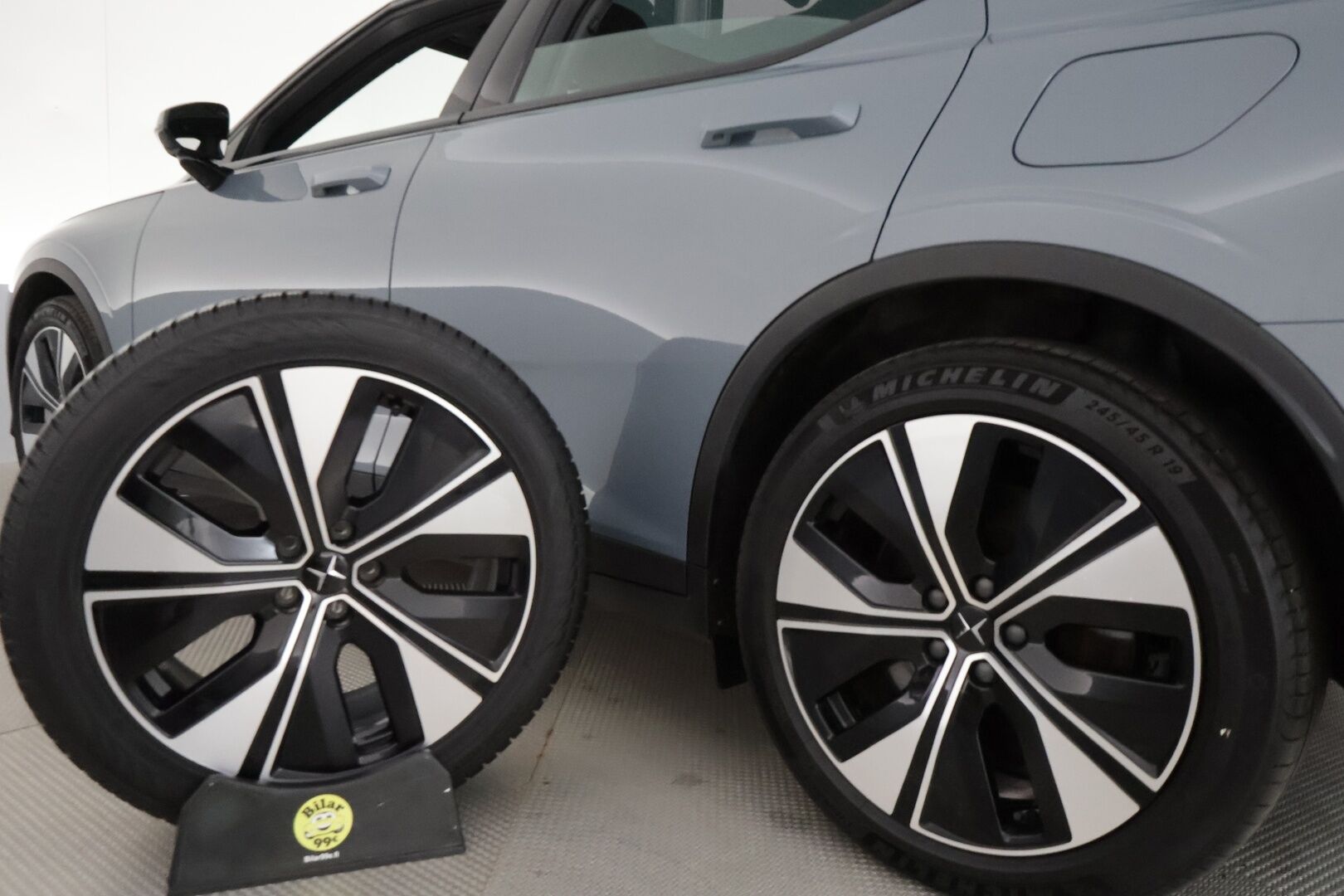 Polestar 2 2023 Long Range Dual Motor, 300kW, 78kWh **Adapt.vakkari / Muistipenkki / Lämpöpumppu / H&K / Lasikatto / 360,kamera** - 3,99 % KORKOTARJOUS TÄHÄN AUTOON - 1.Om Suomi-auto / Merkkihuollettu / Kahdet renkaat aluvanteilla / Koukku / Navi / Ratinlämmitin / Penkinlämmittimet takana 