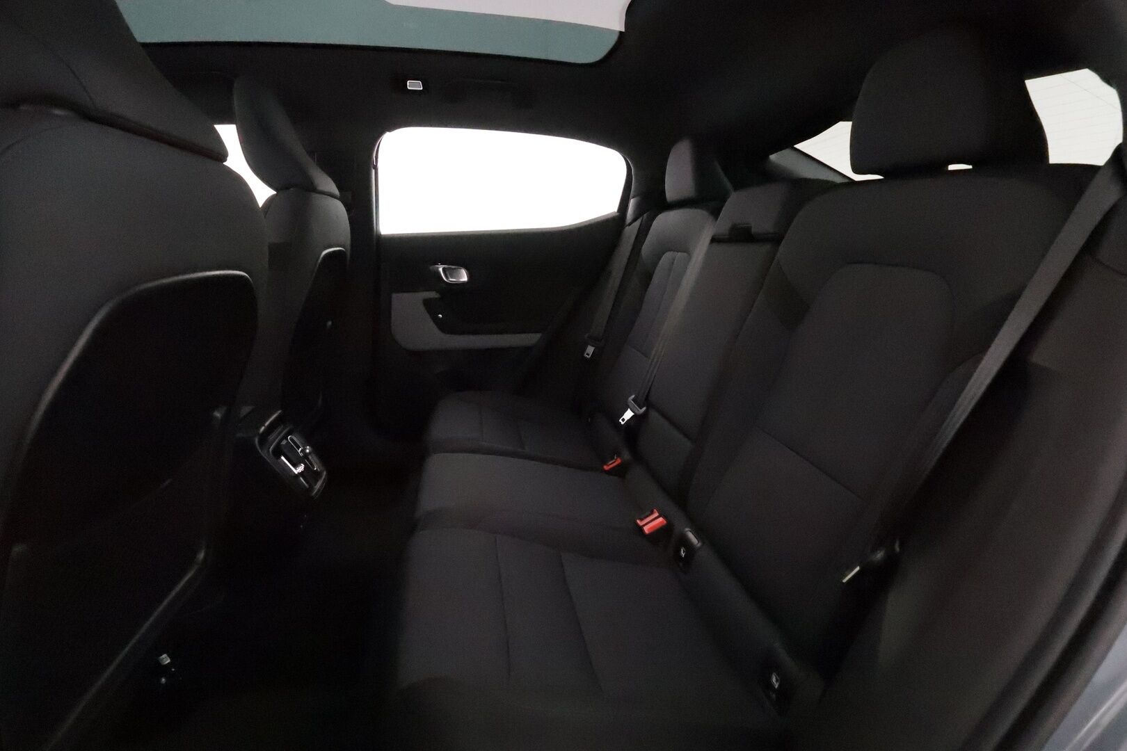 Polestar 2 2023 Long Range Dual Motor, 300kW, 78kWh **Adapt.vakkari / Muistipenkki / Lämpöpumppu / H&K / Lasikatto / 360,kamera** - 3,99 % KORKOTARJOUS TÄHÄN AUTOON - 1.Om Suomi-auto / Merkkihuollettu / Kahdet renkaat aluvanteilla / Koukku / Navi / Ratinlämmitin / Penkinlämmittimet takana 