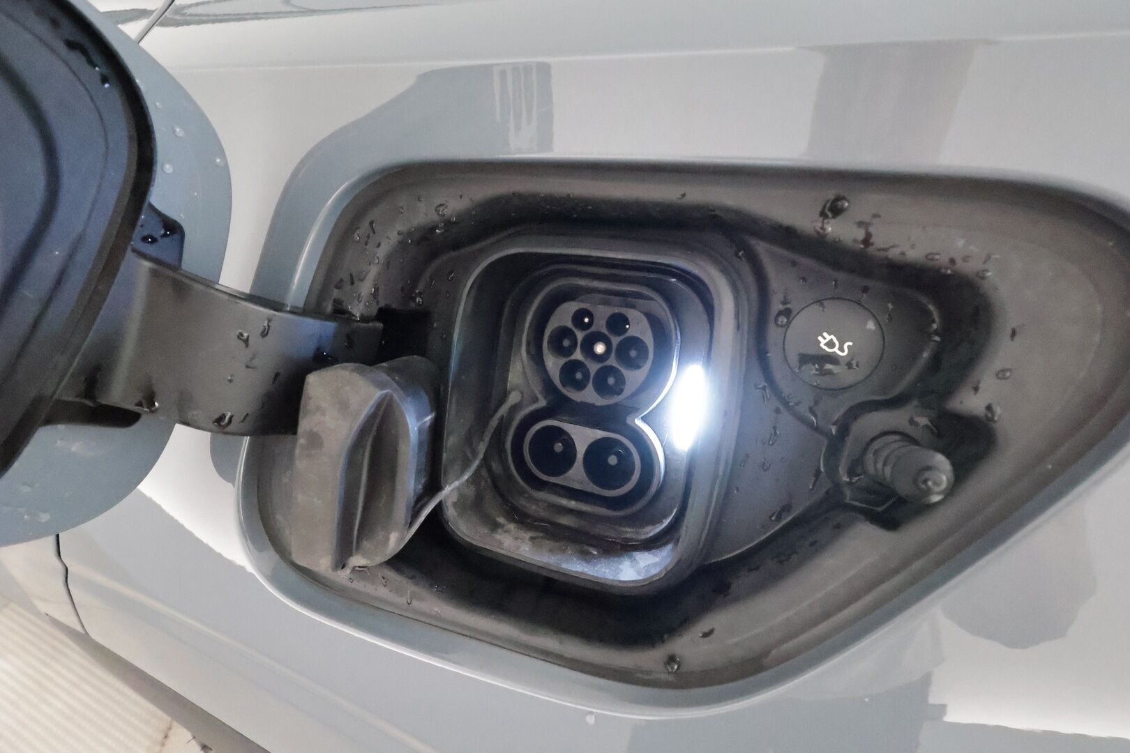 Polestar 2 2023 Long Range Dual Motor, 300kW, 78kWh **Adapt.vakkari / Muistipenkki / Lämpöpumppu / H&K / Lasikatto / 360,kamera** - 3,99 % KORKOTARJOUS TÄHÄN AUTOON - 1.Om Suomi-auto / Merkkihuollettu / Kahdet renkaat aluvanteilla / Koukku / Navi / Ratinlämmitin / Penkinlämmittimet takana 