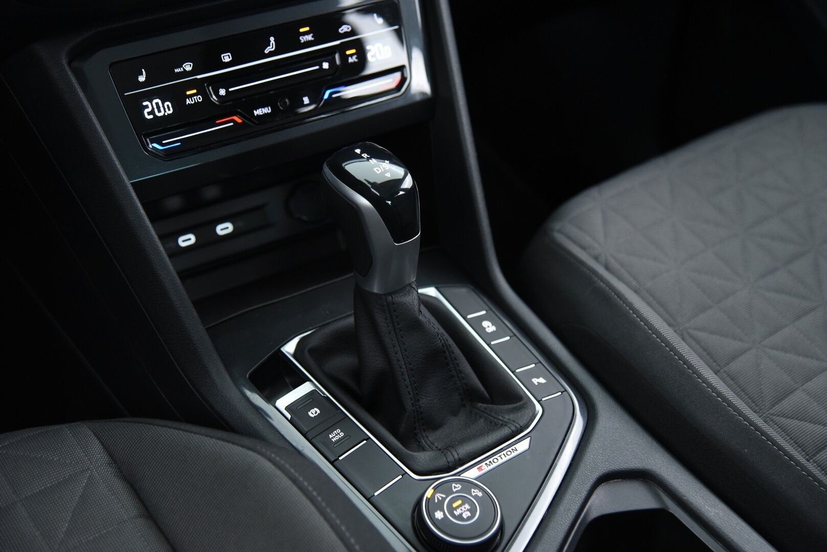 Volkswagen Tiguan 2023 Comfort 2,0 TDI SCR 110 kW 4MOTION DSG-automaatti / Adapt.Vak / PA-Lämmitin / Vetokoukku / Ratinlämmitin / - 3,99 % KORKOTARJOUS TÄHÄN AUTOON - / Harvinainen / Facelift / Juuri huollettu ja katsastettu  / 2x hyvät renkaat /