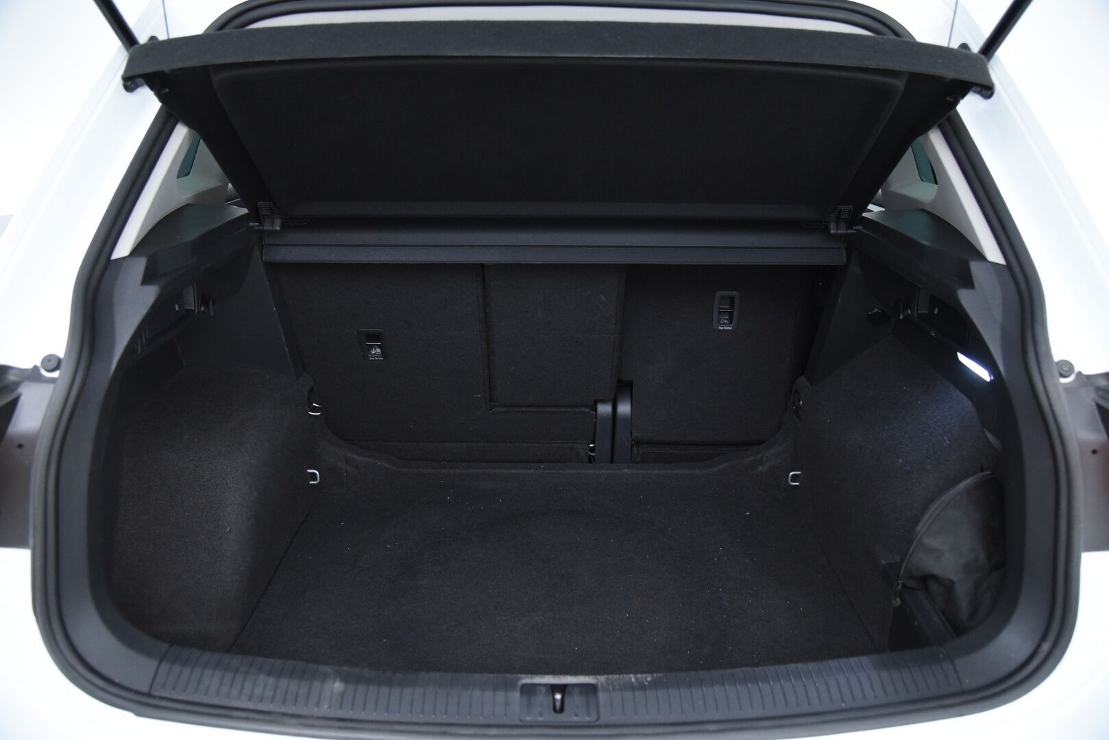 Volkswagen Tiguan 2023 Comfort 2,0 TDI SCR 110 kW 4MOTION DSG-automaatti / Adapt.Vak / PA-Lämmitin / Vetokoukku / Ratinlämmitin / - 3,99 % KORKOTARJOUS TÄHÄN AUTOON - / Harvinainen / Facelift / Juuri huollettu ja katsastettu  / 2x hyvät renkaat /