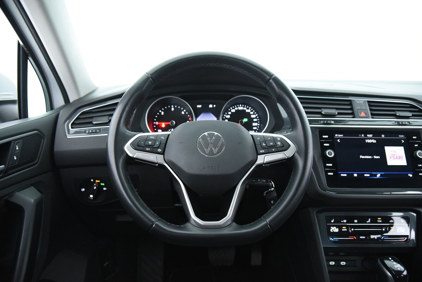 Volkswagen Tiguan 2023 Comfort 2,0 TDI SCR 110 kW 4MOTION DSG-automaatti / Adapt.Vak / PA-Lämmitin / Vetokoukku / Ratinlämmitin / - 3,99 % KORKOTARJOUS TÄHÄN AUTOON - / Harvinainen / Facelift / Juuri huollettu ja katsastettu  / 2x hyvät renkaat /