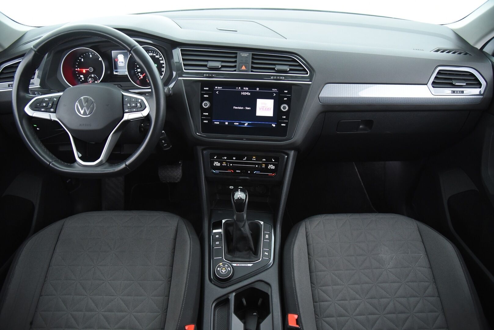 Volkswagen Tiguan 2023 Comfort 2,0 TDI SCR 110 kW 4MOTION DSG-automaatti / Adapt.Vak / PA-Lämmitin / Vetokoukku / Ratinlämmitin / - 3,99 % KORKOTARJOUS TÄHÄN AUTOON - / Harvinainen / Facelift / Juuri huollettu ja katsastettu  / 2x hyvät renkaat /