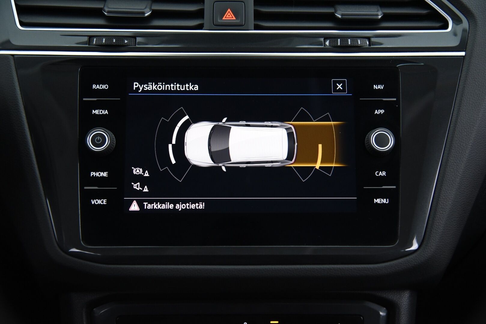 Volkswagen Tiguan 2023 Comfort 2,0 TDI SCR 110 kW 4MOTION DSG-automaatti / Adapt.Vak / PA-Lämmitin / Vetokoukku / Ratinlämmitin / - 3,99 % KORKOTARJOUS TÄHÄN AUTOON - / Harvinainen / Facelift / Juuri huollettu ja katsastettu  / 2x hyvät renkaat /