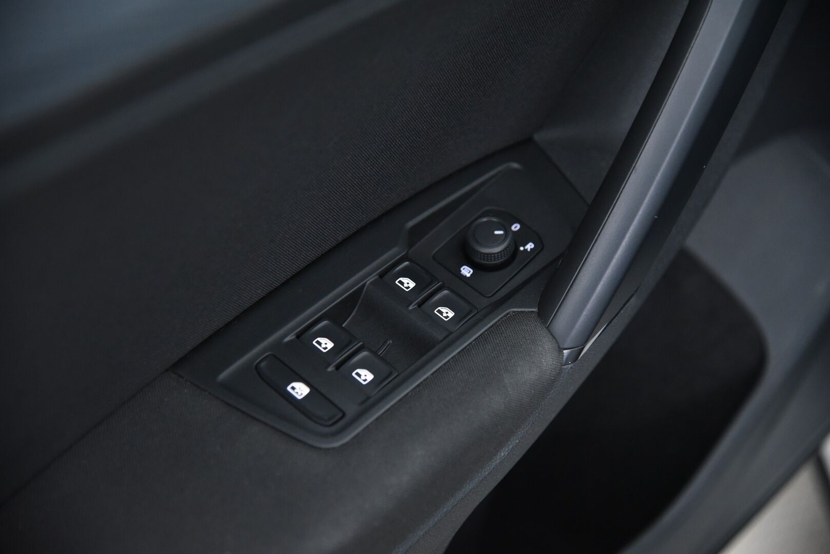 Volkswagen Tiguan 2023 Comfort 2,0 TDI SCR 110 kW 4MOTION DSG-automaatti / Adapt.Vak / PA-Lämmitin / Vetokoukku / Ratinlämmitin / - 3,99 % KORKOTARJOUS TÄHÄN AUTOON - / Harvinainen / Facelift / Juuri huollettu ja katsastettu  / 2x hyvät renkaat /