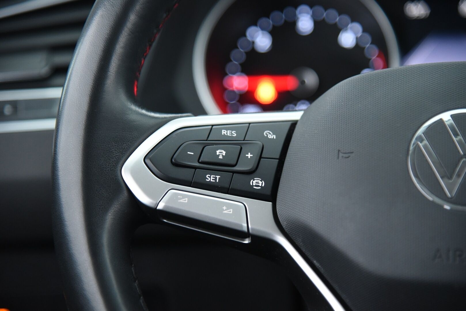 Volkswagen Tiguan 2023 Comfort 2,0 TDI SCR 110 kW 4MOTION DSG-automaatti / Adapt.Vak / PA-Lämmitin / Vetokoukku / Ratinlämmitin / - 3,99 % KORKOTARJOUS TÄHÄN AUTOON - / Harvinainen / Facelift / Juuri huollettu ja katsastettu  / 2x hyvät renkaat /
