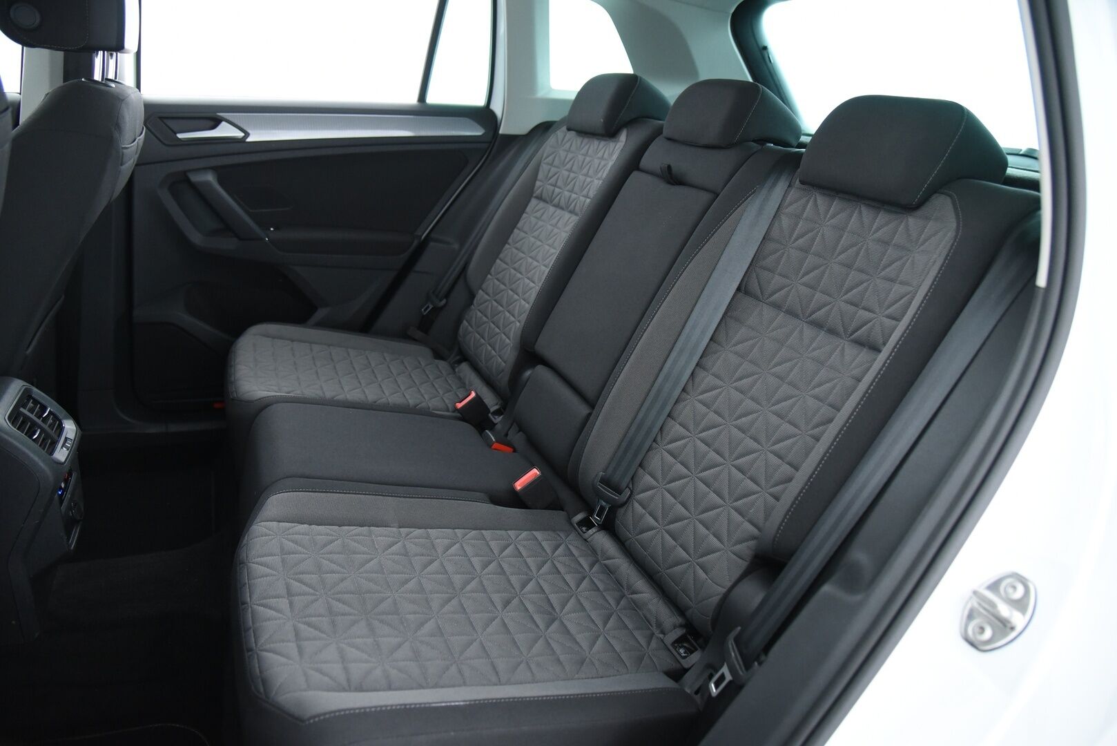 Volkswagen Tiguan 2023 Comfort 2,0 TDI SCR 110 kW 4MOTION DSG-automaatti / Adapt.Vak / PA-Lämmitin / Vetokoukku / Ratinlämmitin / - 3,99 % KORKOTARJOUS TÄHÄN AUTOON - / Harvinainen / Facelift / Juuri huollettu ja katsastettu  / 2x hyvät renkaat /