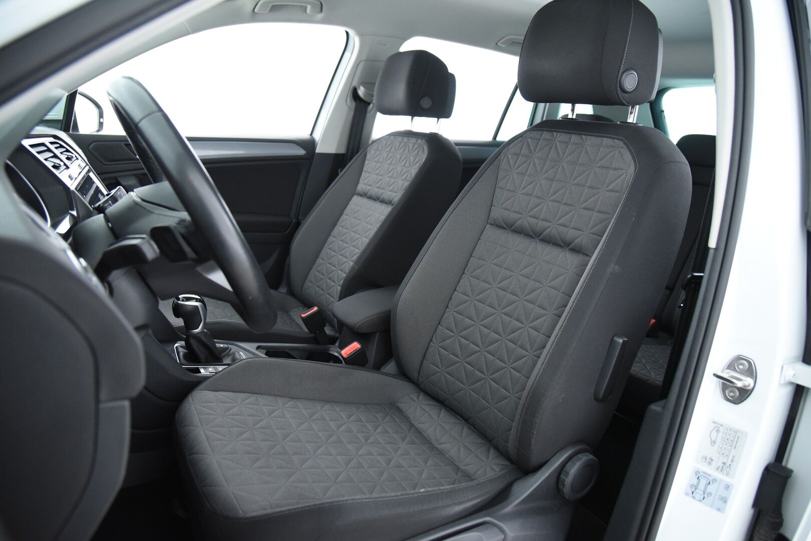 Volkswagen Tiguan 2023 Comfort 2,0 TDI SCR 110 kW 4MOTION DSG-automaatti / Adapt.Vak / PA-Lämmitin / Vetokoukku / Ratinlämmitin / - 3,99 % KORKOTARJOUS TÄHÄN AUTOON - / Harvinainen / Facelift / Juuri huollettu ja katsastettu  / 2x hyvät renkaat /