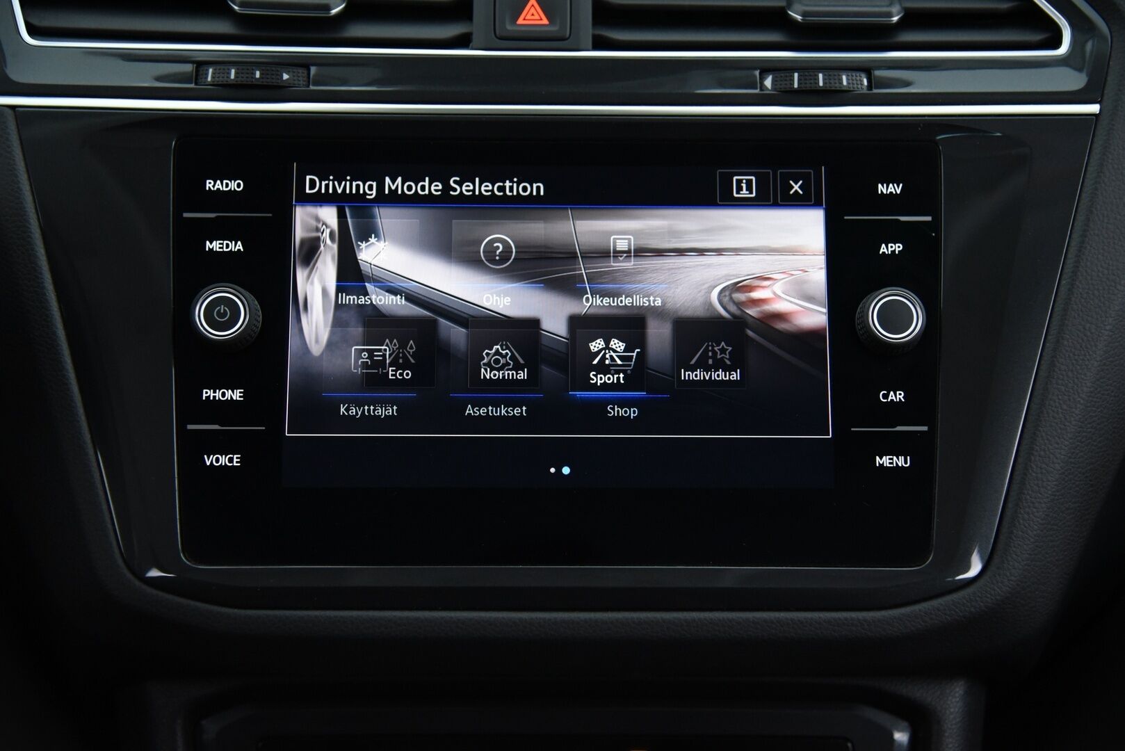 Volkswagen Tiguan 2023 Comfort 2,0 TDI SCR 110 kW 4MOTION DSG-automaatti / Adapt.Vak / PA-Lämmitin / Vetokoukku / Ratinlämmitin / - 3,99 % KORKOTARJOUS TÄHÄN AUTOON - / Harvinainen / Facelift / Juuri huollettu ja katsastettu  / 2x hyvät renkaat /