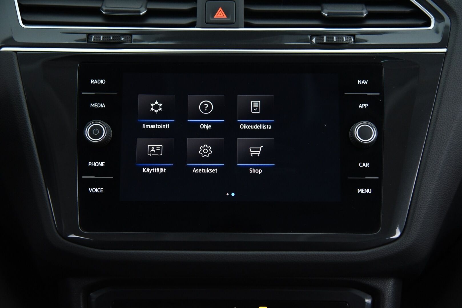 Volkswagen Tiguan 2023 Comfort 2,0 TDI SCR 110 kW 4MOTION DSG-automaatti / Adapt.Vak / PA-Lämmitin / Vetokoukku / Ratinlämmitin / - 3,99 % KORKOTARJOUS TÄHÄN AUTOON - / Harvinainen / Facelift / Juuri huollettu ja katsastettu  / 2x hyvät renkaat /
