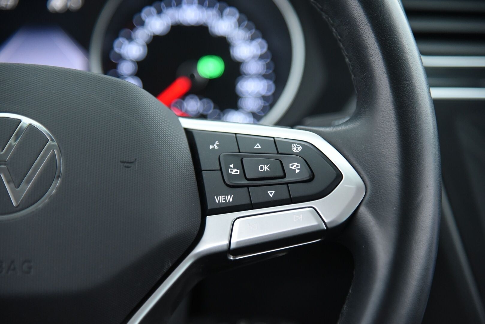 Volkswagen Tiguan 2023 Comfort 2,0 TDI SCR 110 kW 4MOTION DSG-automaatti / Adapt.Vak / PA-Lämmitin / Vetokoukku / Ratinlämmitin / - 3,99 % KORKOTARJOUS TÄHÄN AUTOON - / Harvinainen / Facelift / Juuri huollettu ja katsastettu  / 2x hyvät renkaat /