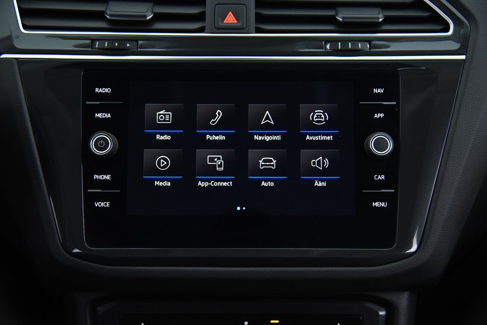 Volkswagen Tiguan 2023 Comfort 2,0 TDI SCR 110 kW 4MOTION DSG-automaatti / Adapt.Vak / PA-Lämmitin / Vetokoukku / Ratinlämmitin / - 3,99 % KORKOTARJOUS TÄHÄN AUTOON - / Harvinainen / Facelift / Juuri huollettu ja katsastettu  / 2x hyvät renkaat /