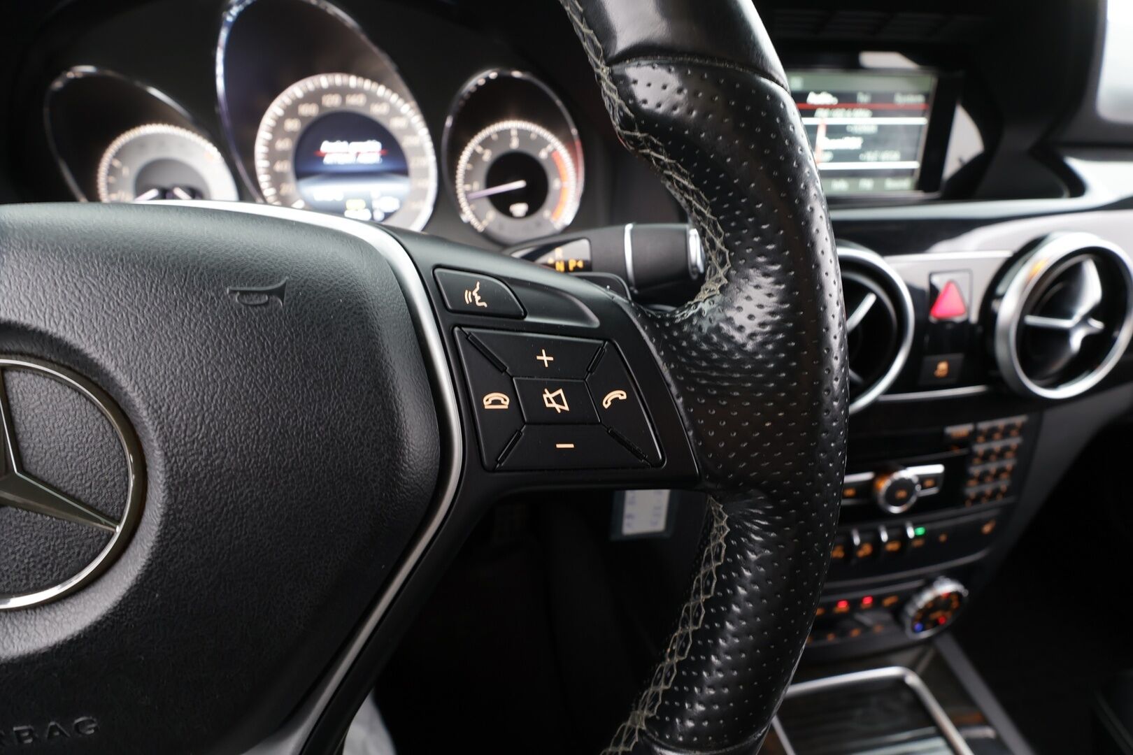 Mercedes-Benz GLK 2015 220 BlueTec 4Matic A * Vakkari / P.tutkat / ILS-Xenon / Navi / Puolinahat / Koukku / Lohkolämmitin * - Kahdet renkaat aluvanteilla