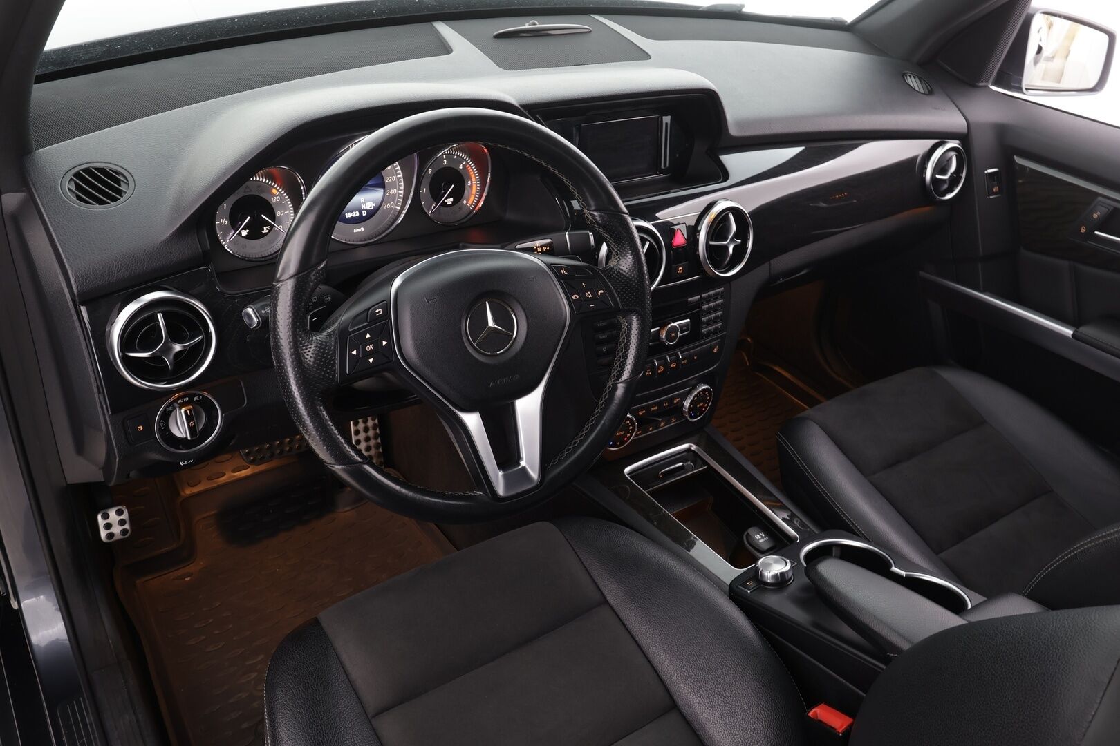 Mercedes-Benz GLK 2015 220 BlueTec 4Matic A * Vakkari / P.tutkat / ILS-Xenon / Navi / Puolinahat / Koukku / Lohkolämmitin * - Kahdet renkaat aluvanteilla