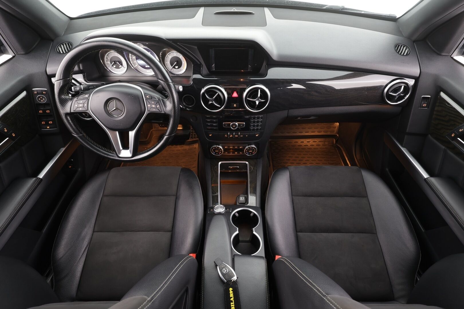 Mercedes-Benz GLK 2015 220 BlueTec 4Matic A * Vakkari / P.tutkat / ILS-Xenon / Navi / Puolinahat / Koukku / Lohkolämmitin * - Kahdet renkaat aluvanteilla