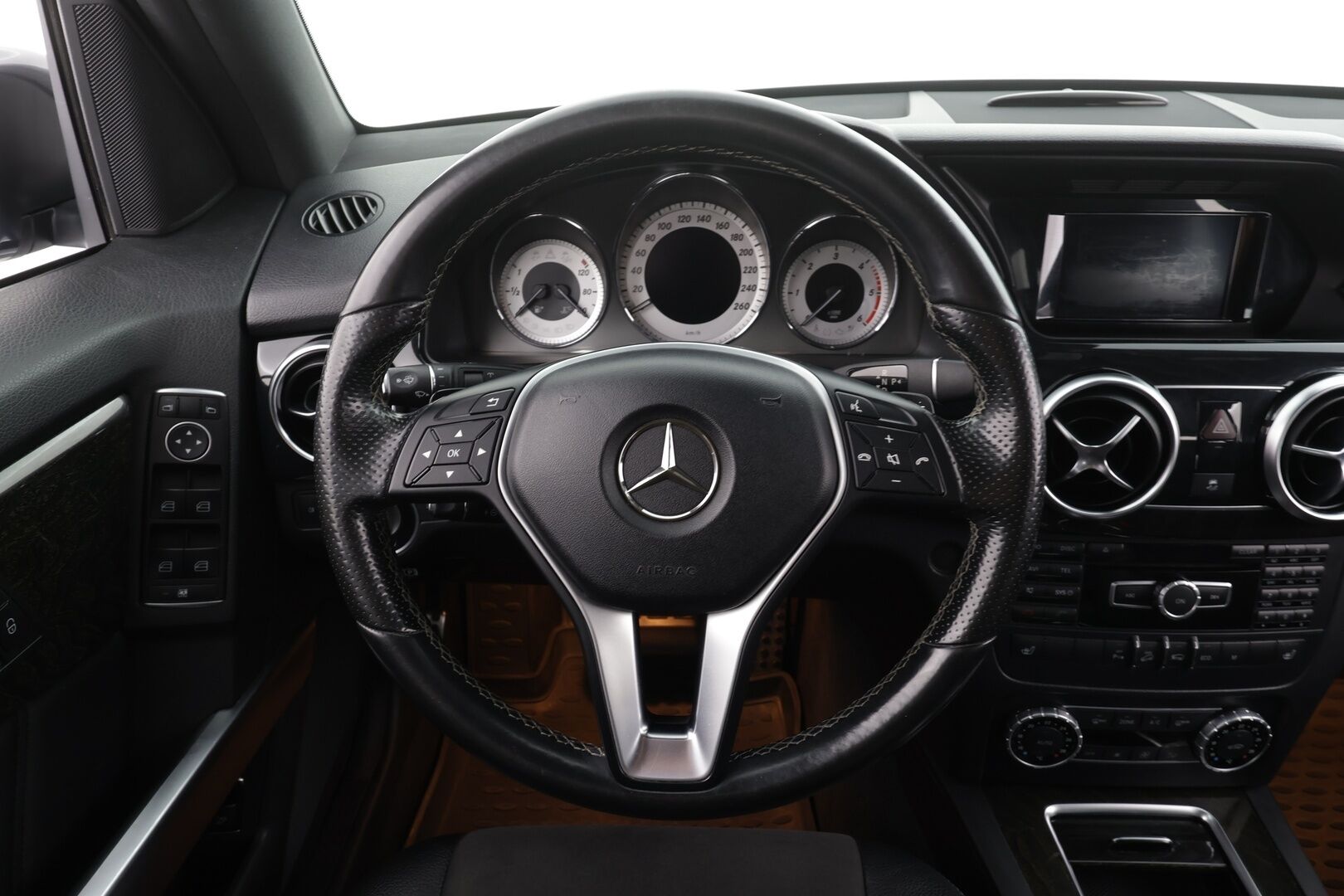 Mercedes-Benz GLK 2015 220 BlueTec 4Matic A * Vakkari / P.tutkat / ILS-Xenon / Navi / Puolinahat / Koukku / Lohkolämmitin * - Kahdet renkaat aluvanteilla