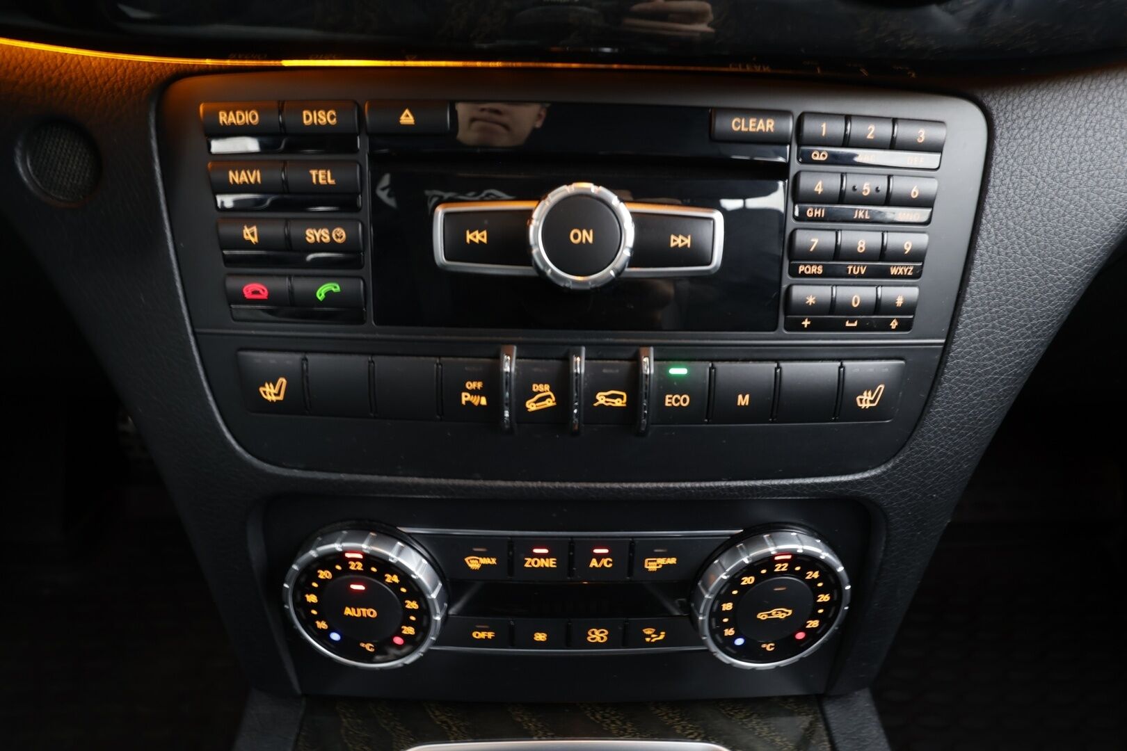 Mercedes-Benz GLK 2015 220 BlueTec 4Matic A * Vakkari / P.tutkat / ILS-Xenon / Navi / Puolinahat / Koukku / Lohkolämmitin * - Kahdet renkaat aluvanteilla