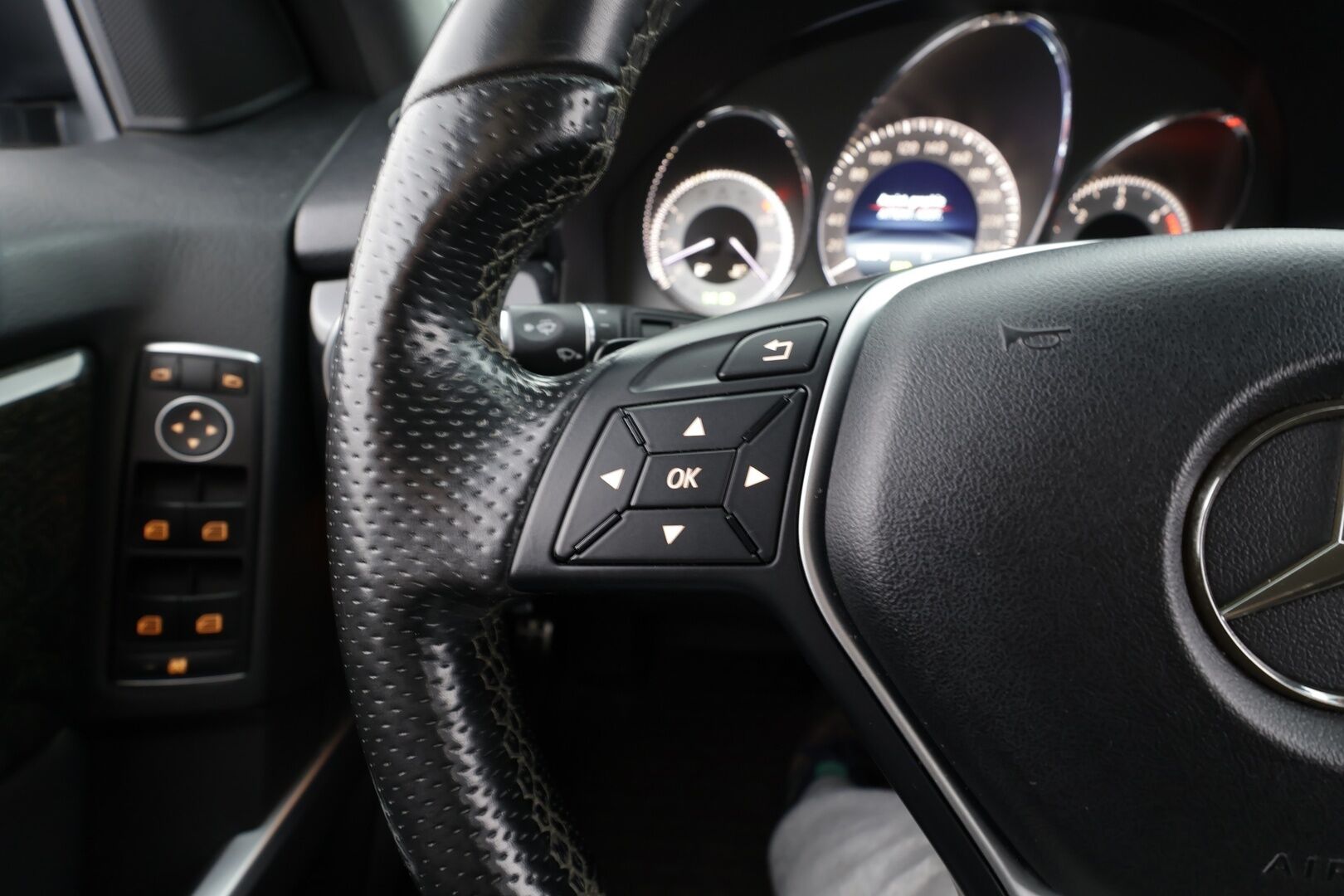 Mercedes-Benz GLK 2015 220 BlueTec 4Matic A * Vakkari / P.tutkat / ILS-Xenon / Navi / Puolinahat / Koukku / Lohkolämmitin * - Kahdet renkaat aluvanteilla