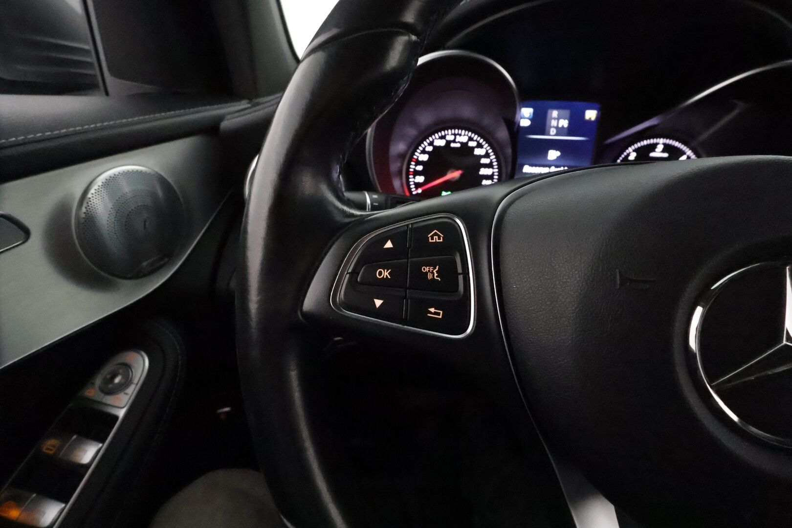 Mercedes-Benz GLC 2016 220 d 4Matic A Premium Business AMG **Distronic Pro / Burmester / Webasto / Ilma-alusta / Koukku / P.kamera / ILS-LED** - Kahdet Renkaat