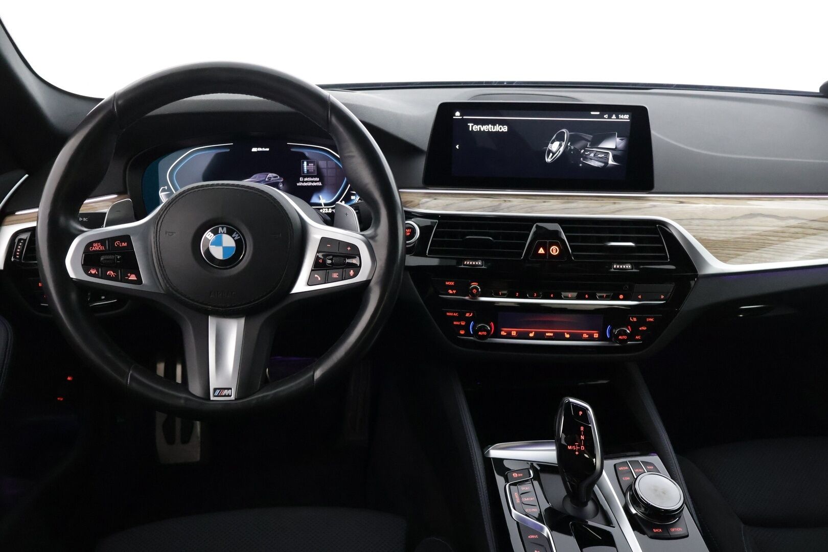 BMW 530 2020 G30 530e xDrive Charged Edition M-Sport * Adapt. vakkari / HUD / 360-kamera / Comfort Access / Muistipenkki * - * Siistikuntoinen yksilö asiallisesti huollettuna! / Driving Assistant Plus / Display key / Eleohjaus / Langaton lataus *