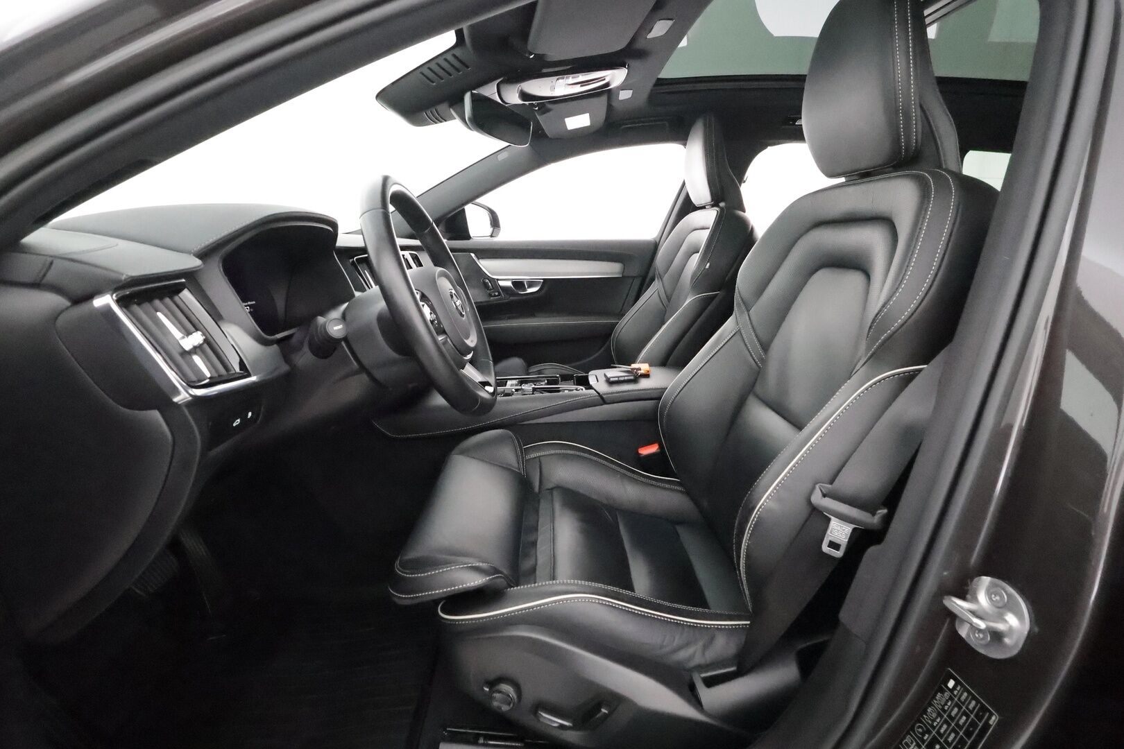 Volvo V90 2023 T8 AWD Long Range High Performance **1.Om Suomi-auto / HUD / Panorama / 360° Kamera / Adapt.Vakkari / Koukku** - 3,99 % KORKOTARJOUS TÄHÄN AUTOON - Sporttipenkit Muistilla / Pixel-LED / Harman/Kardon / Kaistavahti /  Google Maps / KeylessGo / 2x Renkaat