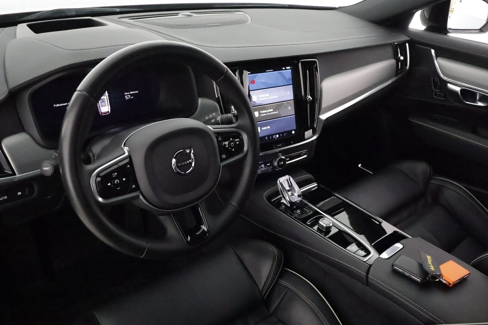Volvo V90 2023 T8 AWD Long Range High Performance **1.Om Suomi-auto / HUD / Panorama / 360° Kamera / Adapt.Vakkari / Koukku** - 3,99 % KORKOTARJOUS TÄHÄN AUTOON - Sporttipenkit Muistilla / Pixel-LED / Harman/Kardon / Kaistavahti /  Google Maps / KeylessGo / 2x Renkaat