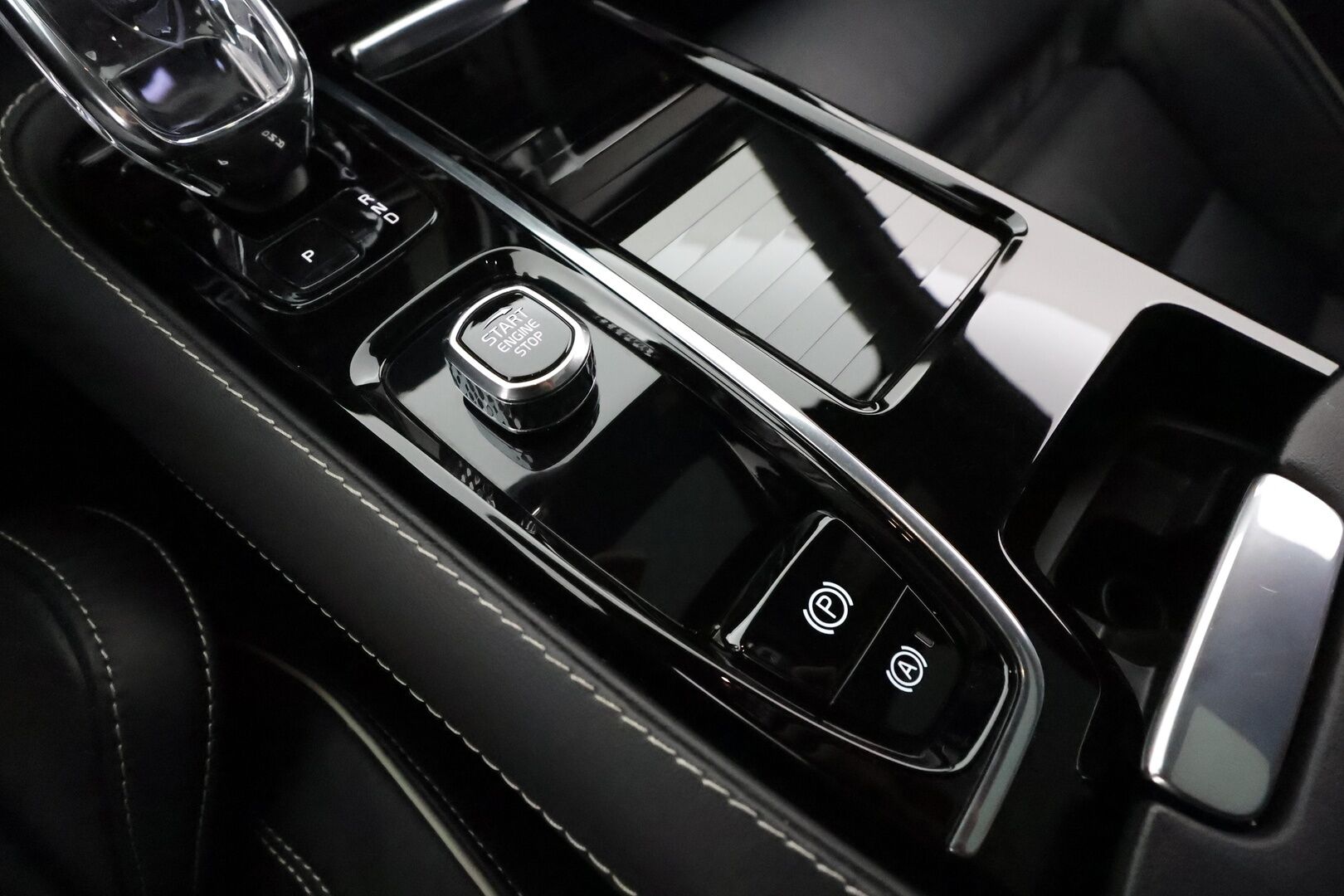 Volvo V90 2023 T8 AWD Long Range High Performance **1.Om Suomi-auto / HUD / Panorama / 360° Kamera / Adapt.Vakkari / Koukku** - 3,99 % KORKOTARJOUS TÄHÄN AUTOON - Sporttipenkit Muistilla / Pixel-LED / Harman/Kardon / Kaistavahti /  Google Maps / KeylessGo / 2x Renkaat