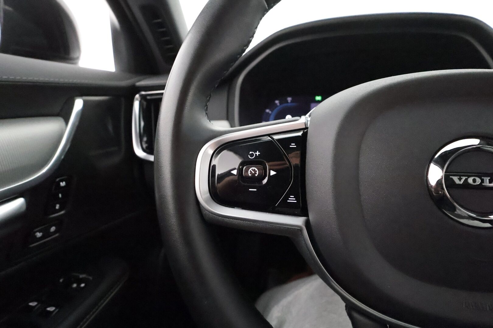 Volvo V90 2023 T8 AWD Long Range High Performance **1.Om Suomi-auto / HUD / Panorama / 360° Kamera / Adapt.Vakkari / Koukku** - 3,99 % KORKOTARJOUS TÄHÄN AUTOON - Sporttipenkit Muistilla / Pixel-LED / Harman/Kardon / Kaistavahti /  Google Maps / KeylessGo / 2x Renkaat