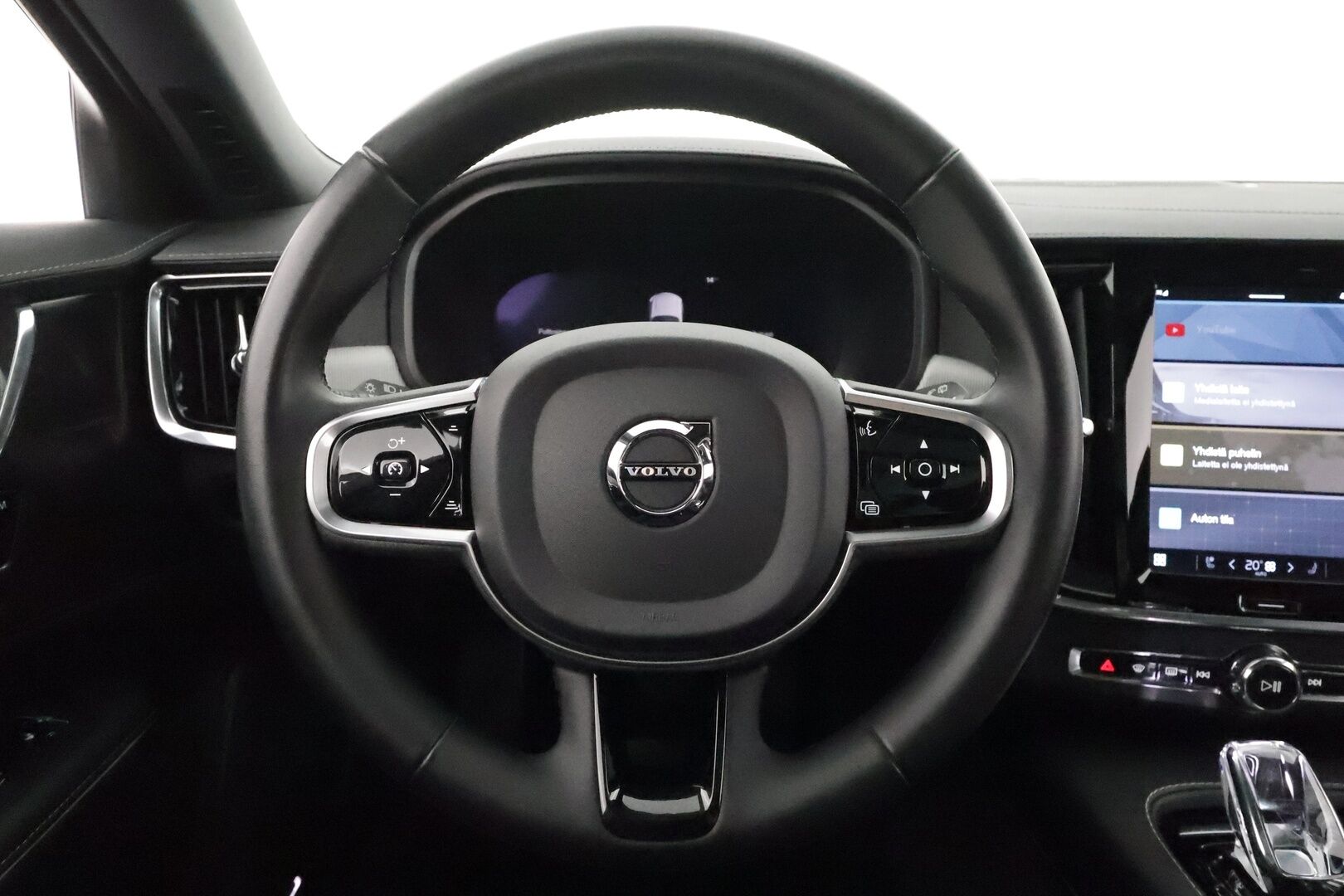 Volvo V90 2023 T8 AWD Long Range High Performance **1.Om Suomi-auto / HUD / Panorama / 360° Kamera / Adapt.Vakkari / Koukku** - 3,99 % KORKOTARJOUS TÄHÄN AUTOON - Sporttipenkit Muistilla / Pixel-LED / Harman/Kardon / Kaistavahti /  Google Maps / KeylessGo / 2x Renkaat