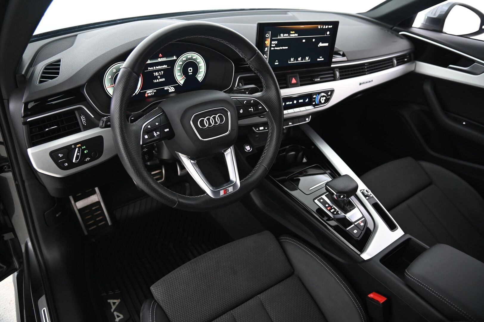 Audi A4 2023 Sedan Business Advanced 40 TFSI 150kW MHEV quattro S-Line *Suomi-Auto / Digimittaristo / Webasto / Kessy / Koukku (alle taittuva) / P-Kamera* - 3,99 % KORKOTARJOUS TÄHÄN AUTOON - *2.Om. / Matrix Led / S-Line ulkonäköpaketti / S-Line sisätilapaketti / Vakkari / P-Tutkat / Urheiluistuimet*