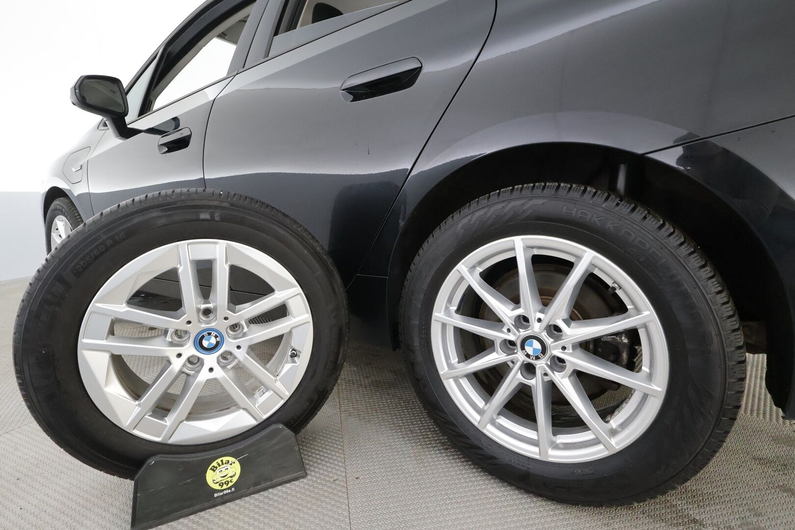 BMW 225 2023 U06 Active Tourer 225e xDrive Charged Edition * Adapt.Vakkari / HUD / Widescreen / Adapt.LED / 360-Kamera / Sporttipenkit - 1-om Suomi-auto / Akku kuntotarkastettu SoH 97% / 2x Latauskaapelit / Kahdet renkaat aluvanteilla / Merkkihuollot