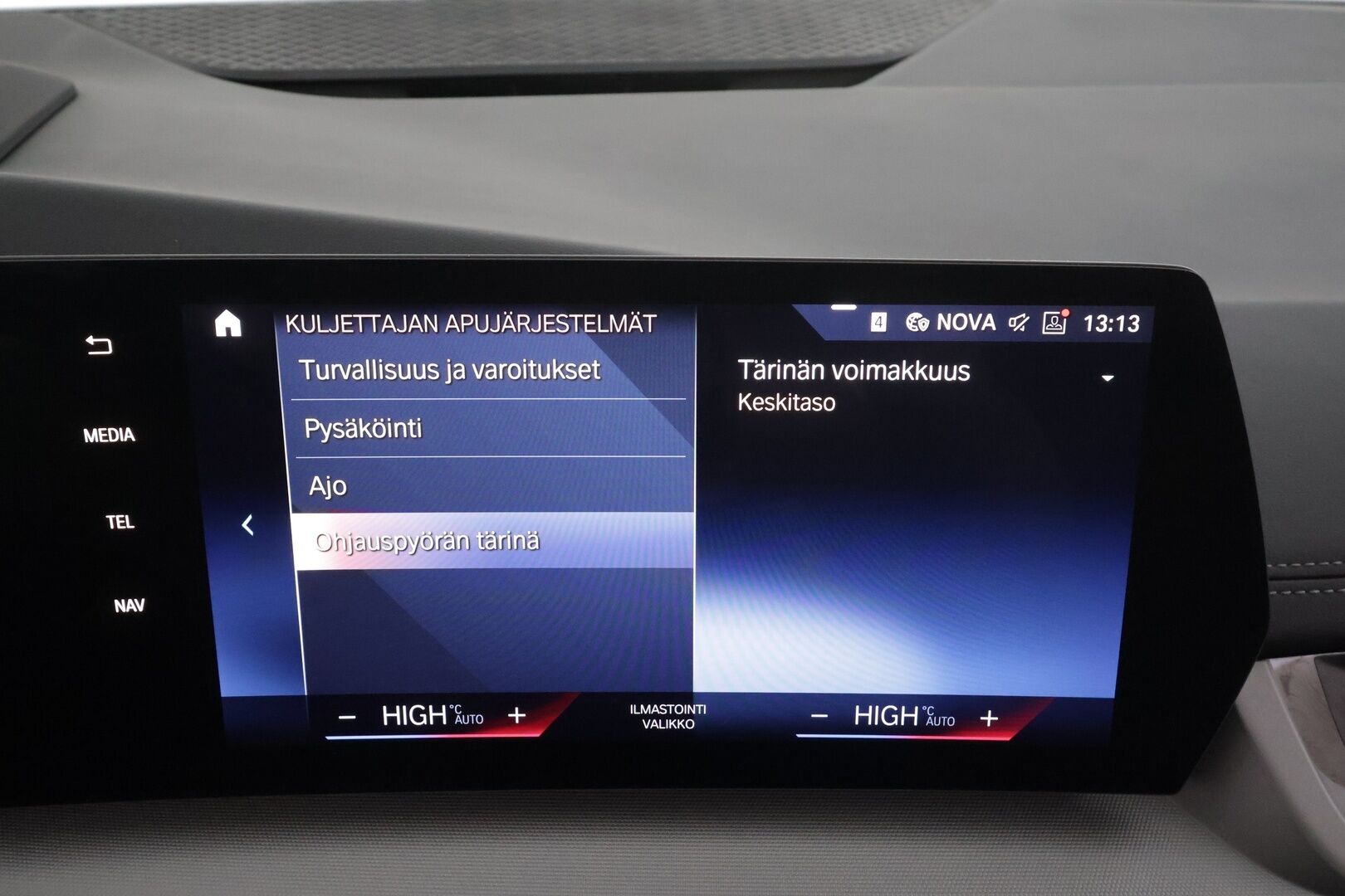 BMW 225 2023 U06 Active Tourer 225e xDrive Charged Edition * Adapt.Vakkari / HUD / Widescreen / Adapt.LED / 360-Kamera / Sporttipenkit - 1-om Suomi-auto / Akku kuntotarkastettu SoH 97% / 2x Latauskaapelit / Kahdet renkaat aluvanteilla / Merkkihuollot