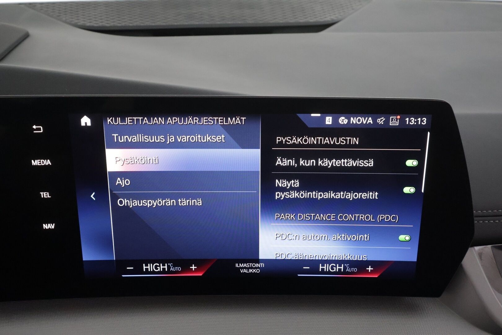 BMW 225 2023 U06 Active Tourer 225e xDrive Charged Edition * Widescreen / ACC / Adapt.LED / 360 / Sportpenkit / Kaistavahti / HUD * - 1-om Suomi-auto / Akku kuntotarkastettu SoH 97% / 2x Latauskaapelit / Kahdet renkaat aluvanteilla / Merkkihuollot