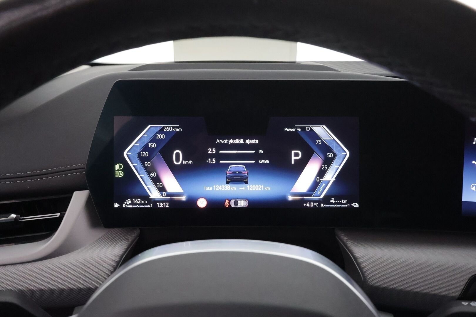 BMW 225 2023 U06 Active Tourer 225e xDrive Charged Edition * Widescreen / ACC / Adapt.LED / 360 / Sportpenkit / Kaistavahti / HUD * - 1-om Suomi-auto / Akku kuntotarkastettu SoH 97% / 2x Latauskaapelit / Kahdet renkaat aluvanteilla / Merkkihuollot