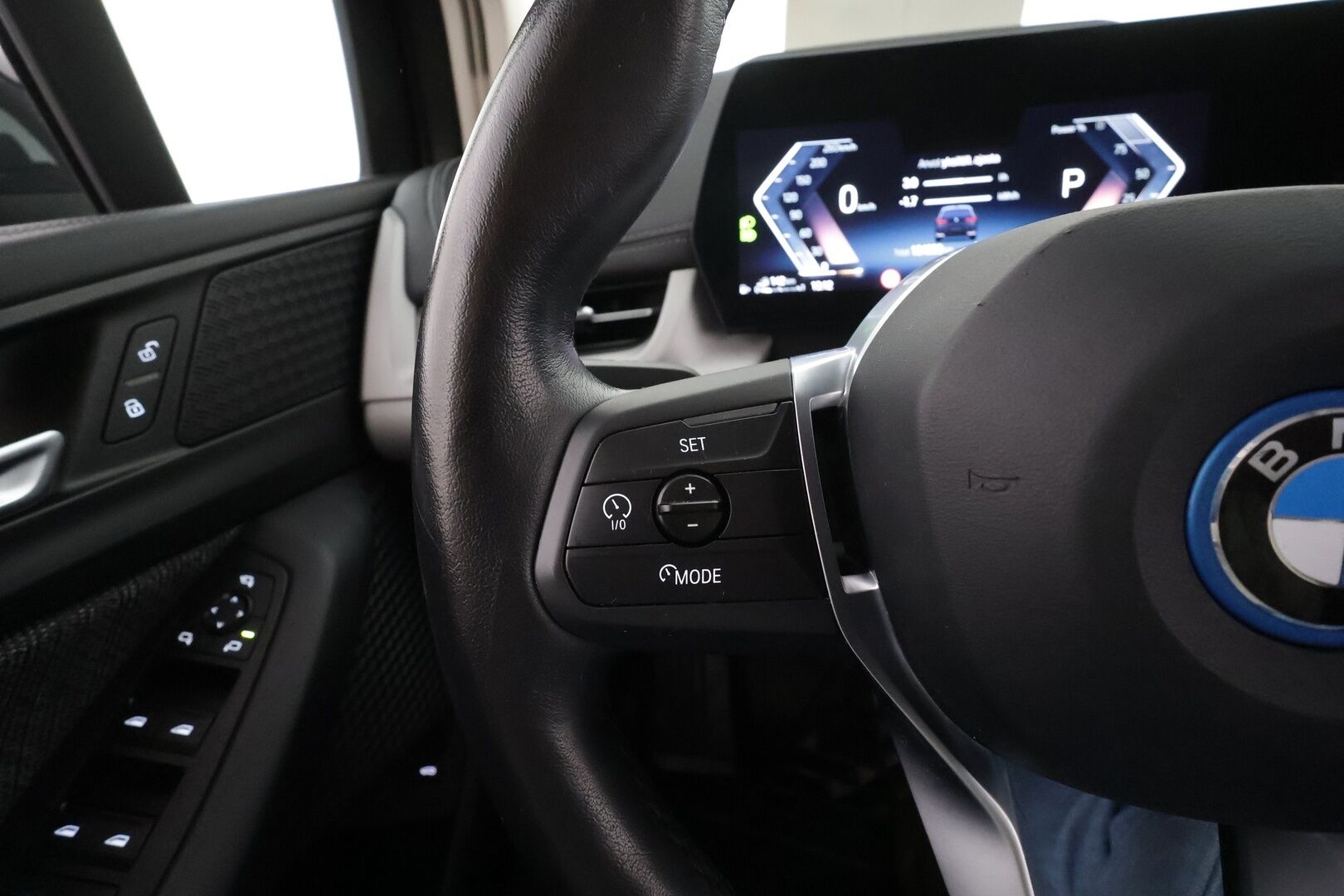 BMW 225 2023 U06 Active Tourer 225e xDrive Charged Edition * Adapt.Vakkari / HUD / Widescreen / Adapt.LED / 360-Kamera / Sporttipenkit - 1-om Suomi-auto / Akku kuntotarkastettu SoH 97% / 2x Latauskaapelit / Kahdet renkaat aluvanteilla / Merkkihuollot