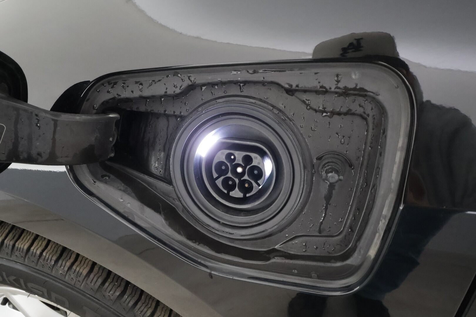 BMW 225 2023 U06 Active Tourer 225e xDrive Charged Edition * Widescreen / ACC / Adapt.LED / 360 / Sportpenkit / Kaistavahti / HUD * - 1-om Suomi-auto / Akku kuntotarkastettu SoH 97% / 2x Latauskaapelit / Kahdet renkaat aluvanteilla / Merkkihuollot