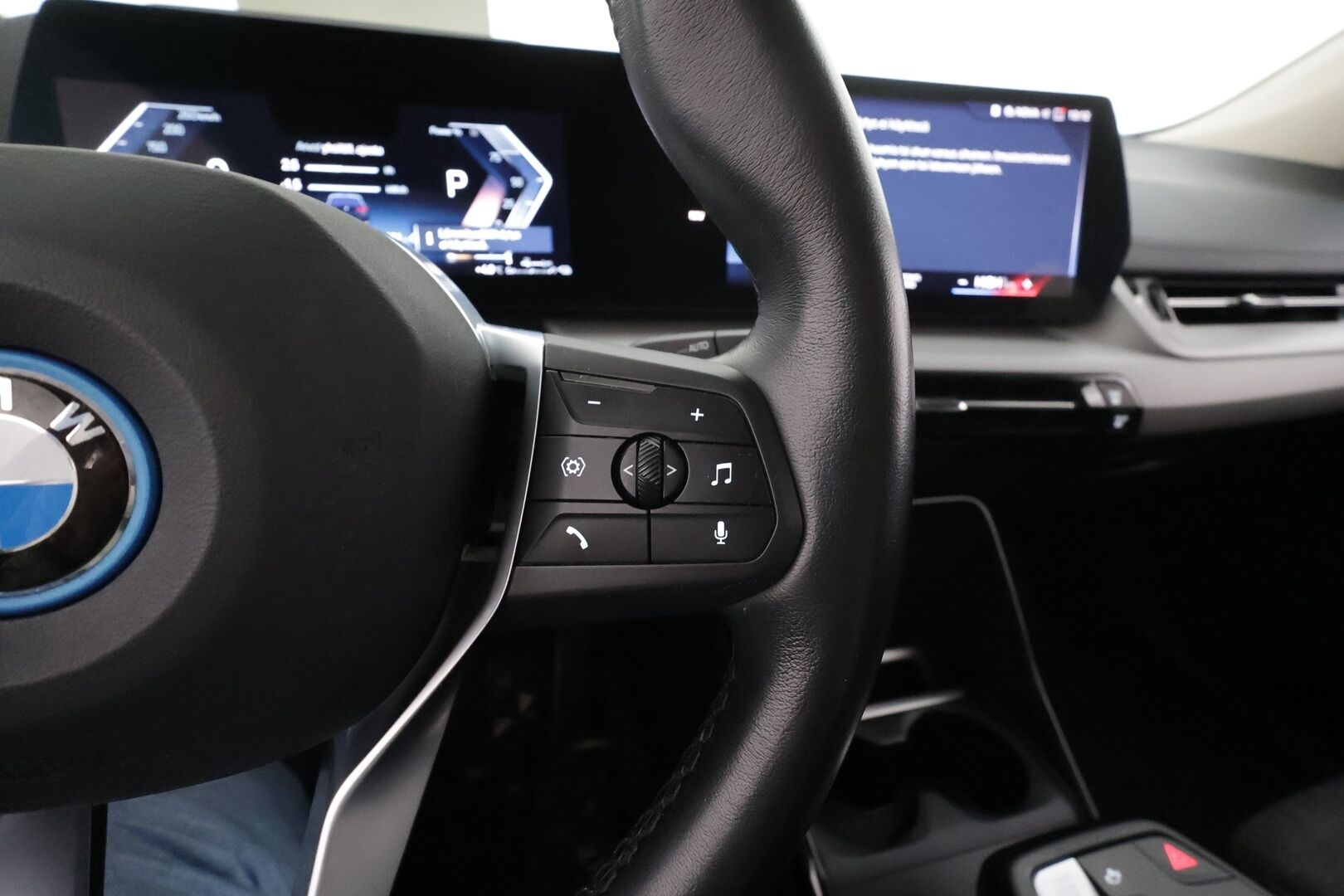 BMW 225 2023 U06 Active Tourer 225e xDrive Charged Edition * Adapt.Vakkari / HUD / Widescreen / Adapt.LED / 360-Kamera / Sporttipenkit - 1-om Suomi-auto / Akku kuntotarkastettu SoH 97% / 2x Latauskaapelit / Kahdet renkaat aluvanteilla / Merkkihuollot