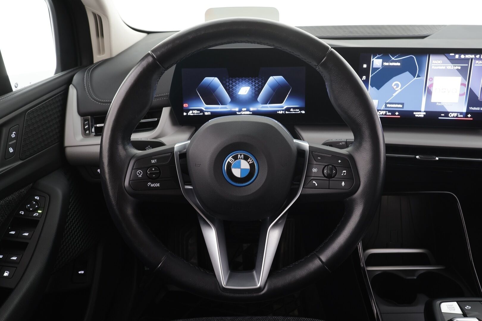 BMW 225 2023 U06 Active Tourer 225e xDrive Charged Edition * Widescreen / ACC / Adapt.LED / 360 / Sportpenkit / Kaistavahti / HUD * - 1-om Suomi-auto / Akku kuntotarkastettu SoH 97% / 2x Latauskaapelit / Kahdet renkaat aluvanteilla / Merkkihuollot