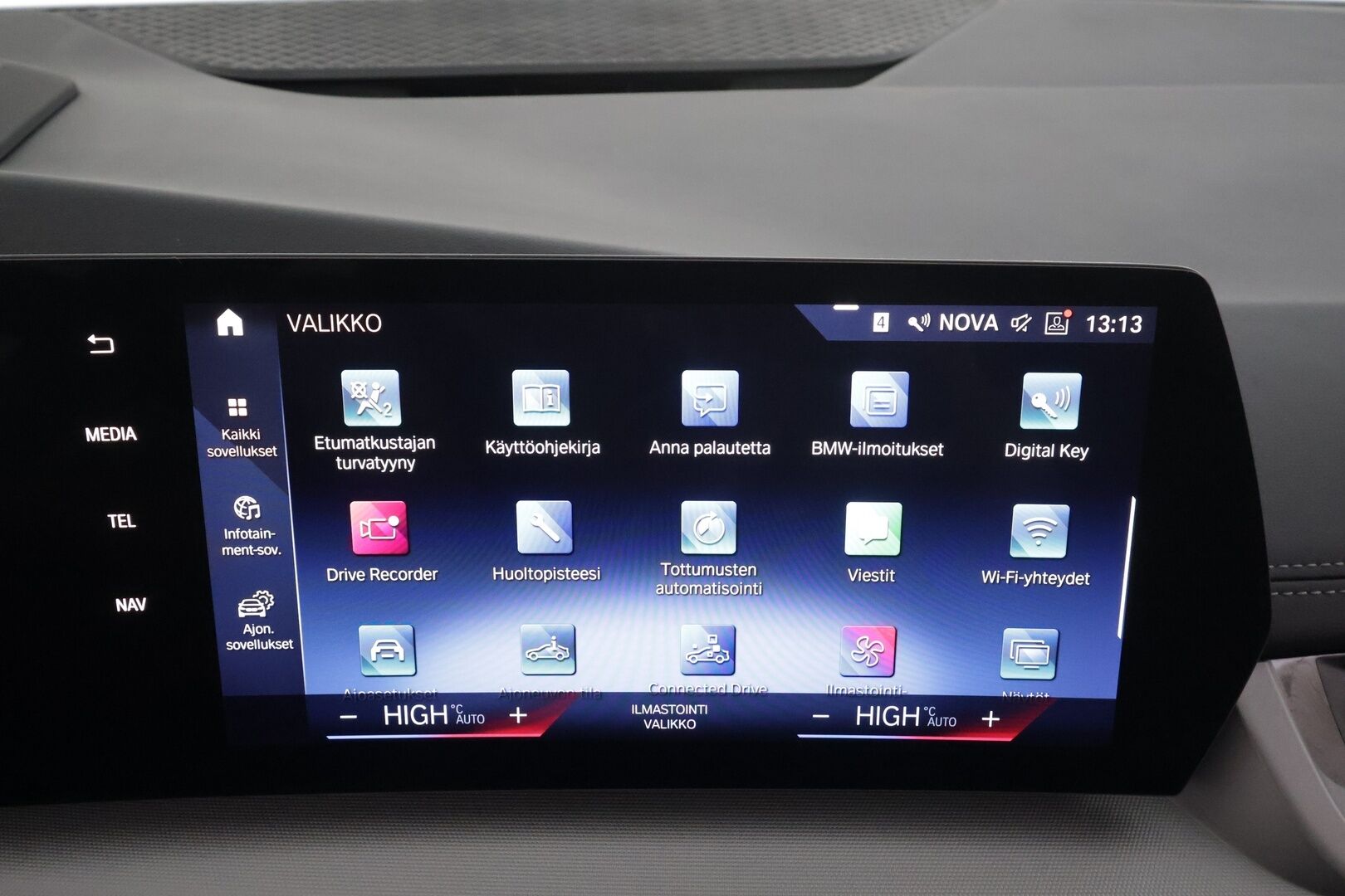 BMW 225 2023 U06 Active Tourer 225e xDrive Charged Edition * Widescreen / ACC / Adapt.LED / 360 / Sportpenkit / Kaistavahti / HUD * - 1-om Suomi-auto / Akku kuntotarkastettu SoH 97% / 2x Latauskaapelit / Kahdet renkaat aluvanteilla / Merkkihuollot