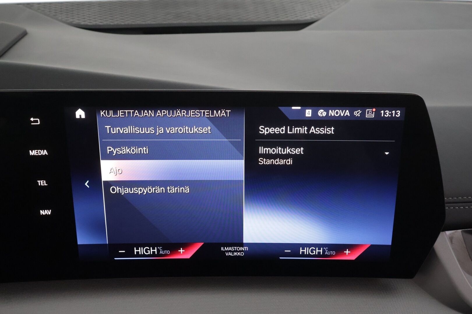 BMW 225 2023 U06 Active Tourer 225e xDrive Charged Edition * Widescreen / ACC / Adapt.LED / 360 / Sportpenkit / Kaistavahti / HUD * - 1-om Suomi-auto / Akku kuntotarkastettu SoH 97% / 2x Latauskaapelit / Kahdet renkaat aluvanteilla / Merkkihuollot