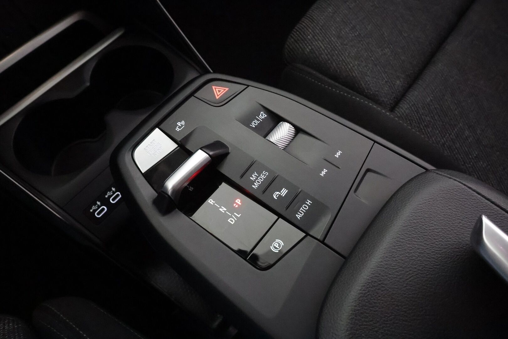 BMW 225 2023 U06 Active Tourer 225e xDrive Charged Edition * Widescreen / ACC / Adapt.LED / 360 / Sportpenkit / Kaistavahti / HUD * - 1-om Suomi-auto / Akku kuntotarkastettu SoH 97% / 2x Latauskaapelit / Kahdet renkaat aluvanteilla / Merkkihuollot