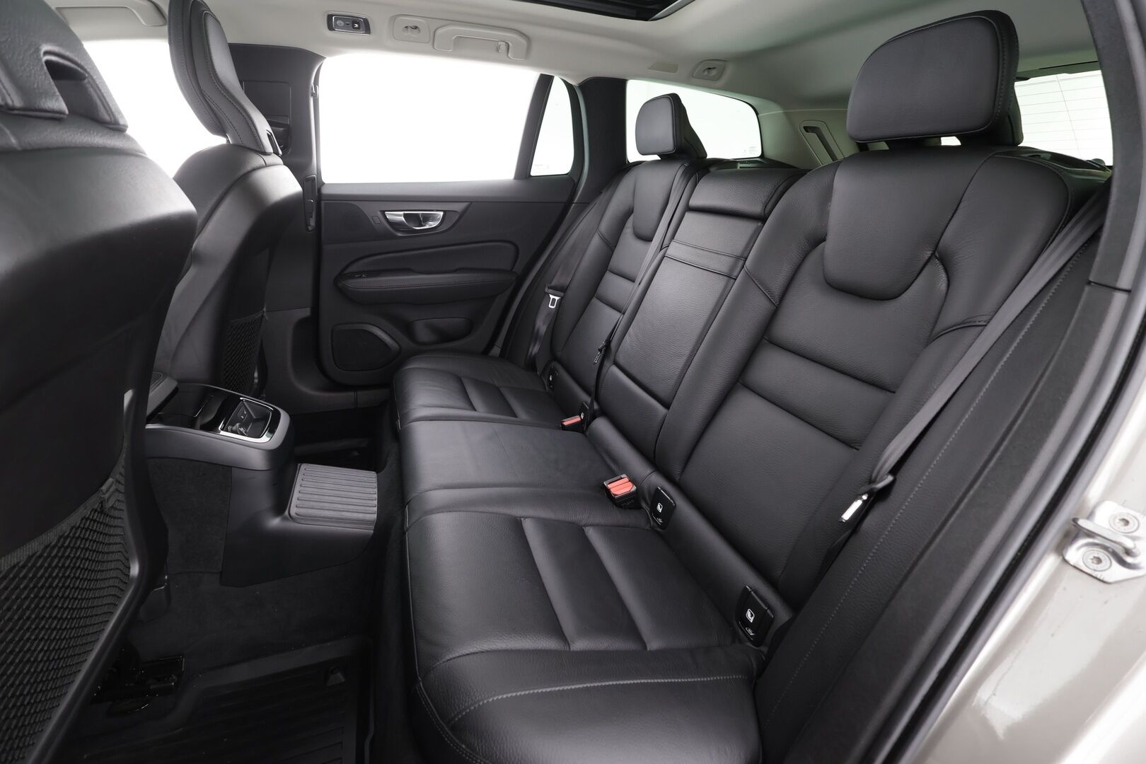 Volvo V60 2019 T8 AWD Inscription aut * Panorama / ACC / LED / P.tutkat / Webasto / Koukku /  Navi / Sportnahat / Keyless * - 2x Latauskaapelit / Kahdet renkaat / Merkkihuollettu - HULLUT JOULUT KORKOTARJOUS 2,49% 